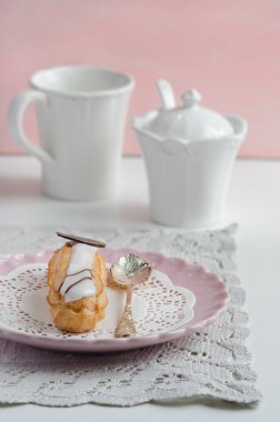 Vanilyalı pasta pembe bir tabak içinde vanilya krema ile yakından görmek