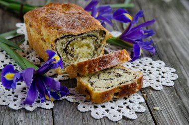 Maya yakından görmek rulo kakao ve Iris çiçekler ile eski ahşap tahta üzerinde