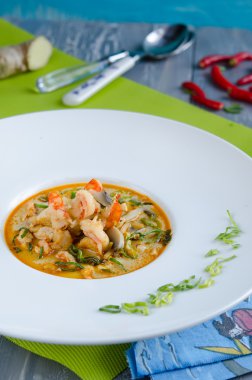 Lezzetli Tay Tom Yum çorbası masada beyaz plaka