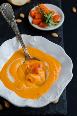 Siyah arka plan üzerine Hindistan cevizi sütü ile lezzetli kabak çorbası görünümünü yakın çekim