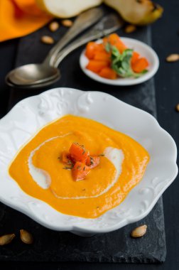 Siyah arka plan üzerine Hindistan cevizi sütü ile lezzetli kabak çorbası görünümünü yakın çekim