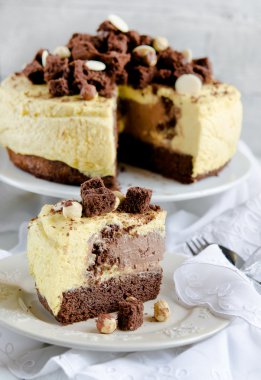 beyaz zemin üzerine vanilya köpük lezzetli çikolatalı kek