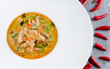 Lezzetli Tay Tom Yum çorbası masada beyaz plaka