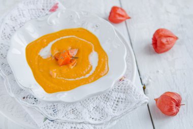 balkabağı çorbası Hindistan cevizi sütü ile beyaz arka plan üzerinde görmek