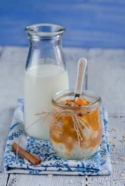 Süt-pirinç tatlı cam kavanoz ve süt şişe karamelize elma ile yakından görmek