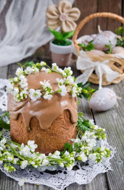 Ahşap masa üzerinde çiçek dekorasyonu ile geleneksel Paskalya kek görünümünü yakın çekim