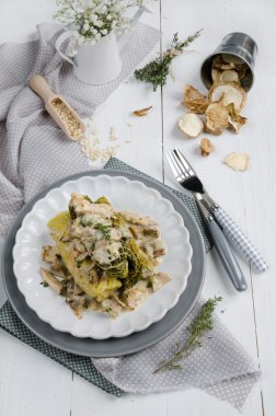 Arpa ve yabani mantar ile lahana dolması görünümünü yakın çekim