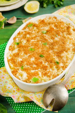 Dorado, patates püresi, ekmek kırıntıları ve peynir ile tepesinde ile yakın çekim görünümünü balık pasta pişmiş