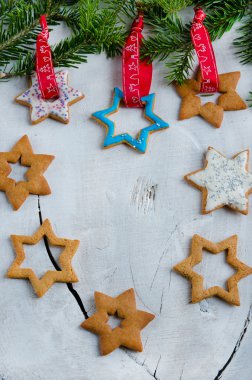 Ahşap arka plan üzerinde kurabiyeyle şenlikli Noel arka plan