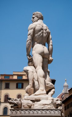 Herkül ve Cacus, Palazzo Vecchio adlı Piazza della Signoria Floransa'da önünde duran heykeli