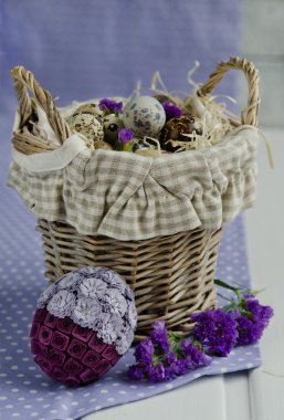 Bıldırcın yumurtası sepet ile renkli Paskalya yumurtaları 