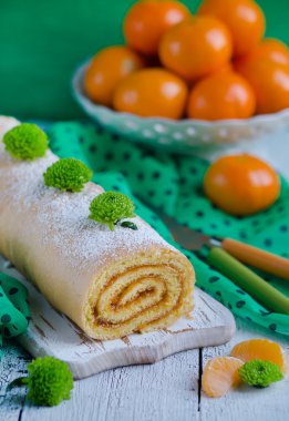 Renkli bir arka plan üzerinde portakal Reçelli bisküvi rulo