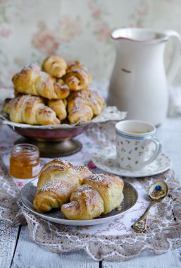 Lezzetli kahvaltı taze kruvasanlar ve koyu bir kahve ile