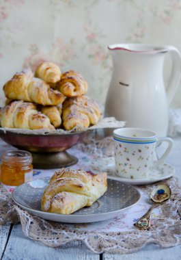 Lezzetli kahvaltı taze kruvasanlar ve koyu bir kahve ile