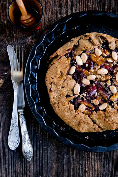 Vista Cerca Galleta Cereal Grano Entero Con Ciruelas Fondo Madera — Foto de Stock