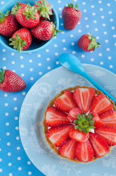 Close View Strawberry Cake Plate Blue Background — Stock Photo, Image