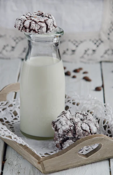 Vista Cerca Las Galletas Chispas Chocolate Una Botella Leche —  Fotos de Stock