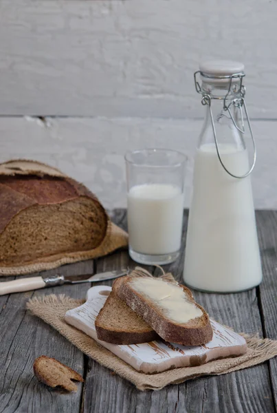 パンと牛乳のガラスのスライスのクローズ アップ ビュー — ストック写真