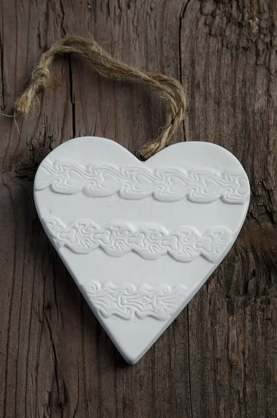 Sevgiliye Arka Plan Eski Ahşap Tahta Üzerinde Beyaz Kil Kalp — Stok fotoğraf