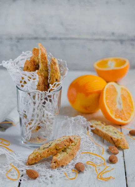 Vista Cerca Biscotti Naranja Con Almendras Vaso Sobre Fondo Madera — Foto de Stock