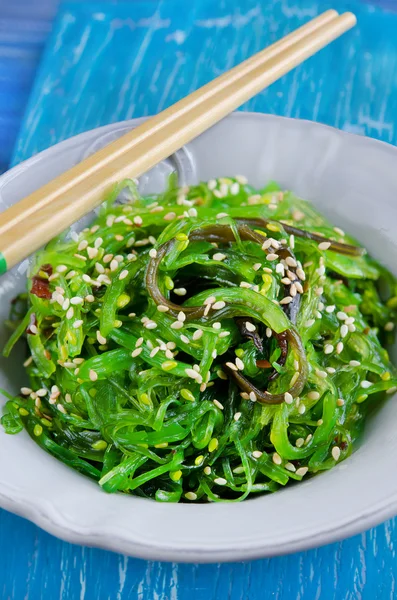 Cucina Giapponese Vista Ravvicinata Dell Insalata Chuka Con Salsa Arachidi — Foto Stock