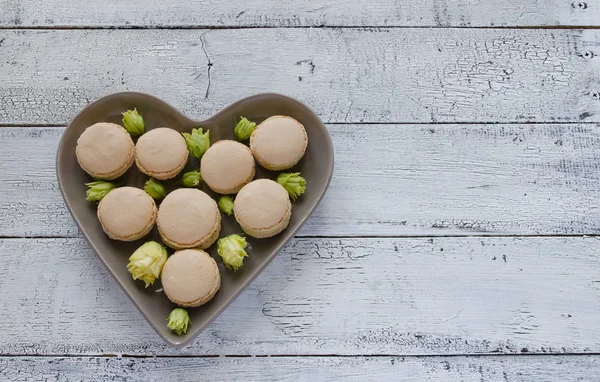 Macaroons Çiçekli Kalp Şeklinde Bir Tabakta Görmek — Stok fotoğraf