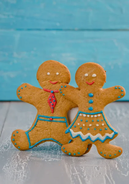 Sevimli Gingerbread Aile Ahşap Masa Arka Plan Üzerinde — Stok fotoğraf