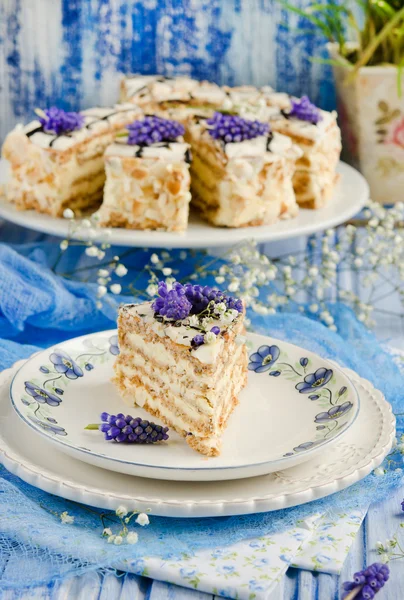 Smaczne Ciasto Esterhazy Tle Biało Niebieski Hiacynt — Zdjęcie stockowe