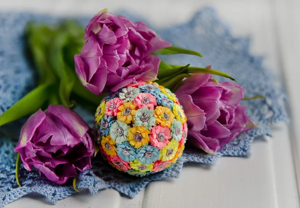 Pastel Arka Plan Üzerinde Yumurta Ile Güzel Paskalya Süsleri — Stok fotoğraf