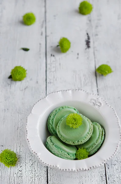 Delicious Green Macaroons Beautiful White Plate Wooden Table — Stock Photo, Image