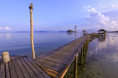 deniz manzarası. aşırı su bungalov gündoğumu