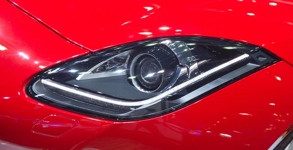 Close-up da luz da cabeça do carro . — Fotografia de Stock
