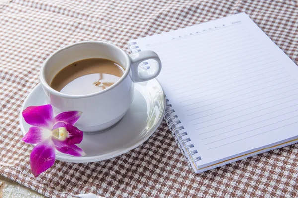 Caderno espiral, e xícara de café — Fotografia de Stock