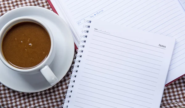 Café e caderno na mesa — Fotografia de Stock