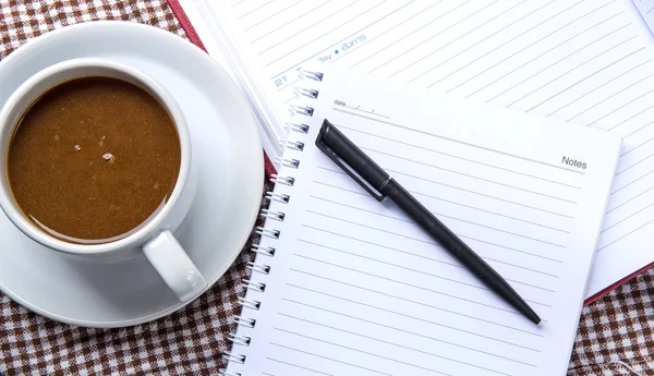 Café e caderno na mesa — Fotografia de Stock