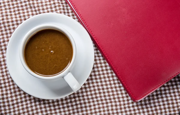 Café y cuaderno en la mesa — Foto de Stock