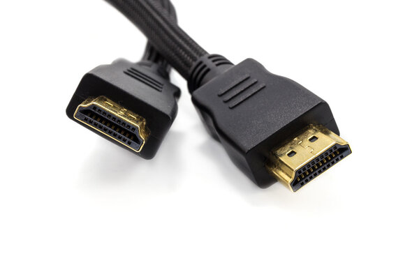 Закрыть HDMI кабель изолирован на белом фоне

