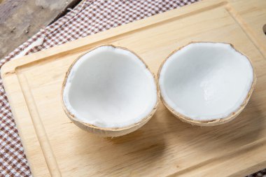 Biri ikiye bölünmüş iki hindistan cevizi