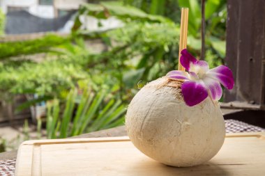 Biri ikiye bölünmüş iki hindistan cevizi