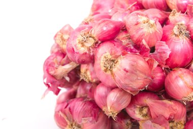 arpacık soğanları beyaz arkaplanda izole edildi.