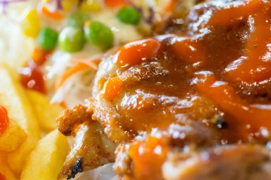 Tavuk biftek salatası ile