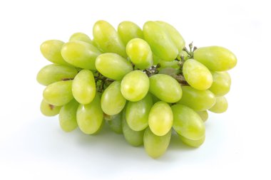 beyaz zemin üzerinde olgunlaşmış ve sulu Yeşil üzüm yakın çekim sürü