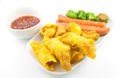 Tabak ve sos üzerinde kızarmış köfte