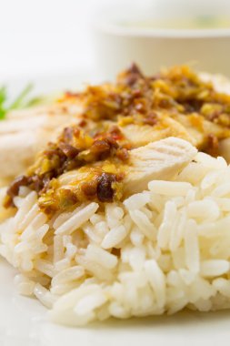 Tavuk çorbasıyla pişirilmiş pirinç.