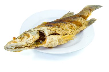 beyaz tabakta kızarmış nil tilapia balık