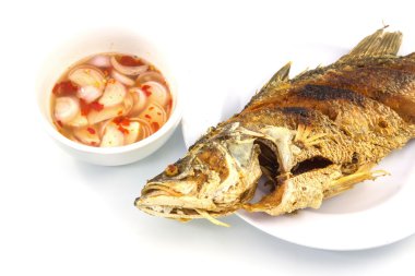 beyaz tabakta kızarmış nil tilapia balık