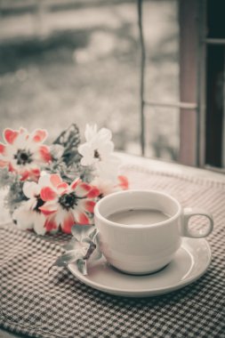 Masada bir fincan kahve.