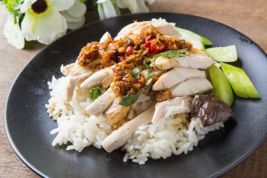 kemikli, dilimlenmiş hainan usulü tavuk marine edilmiş pirinç