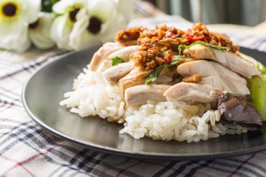 kemikli, dilimlenmiş hainan usulü tavuk marine edilmiş pirinç