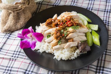 kemikli, dilimlenmiş hainan usulü tavuk marine edilmiş pirinç